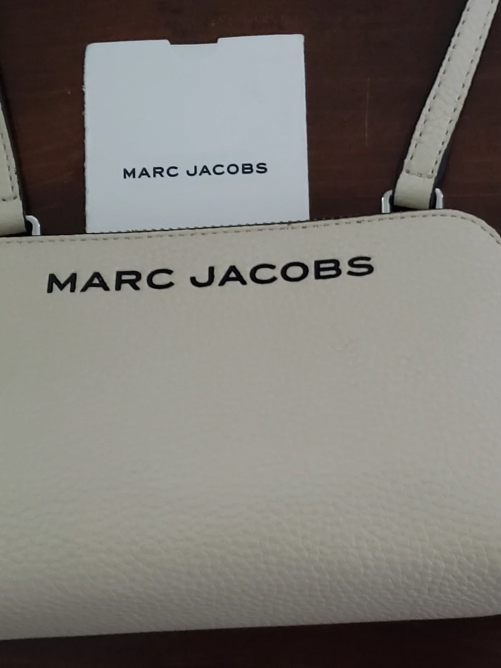 Marc Jacobs compact pebble